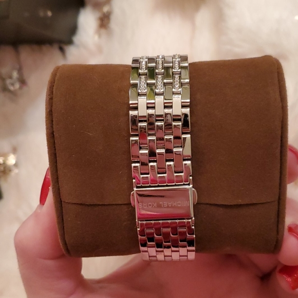 Michael Kors rose gold face watch - Picture 3 of 8